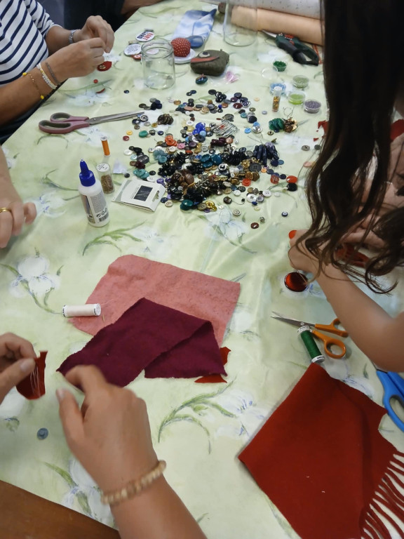 photo d'une table couverte de boutons, durant un atelier au maquis